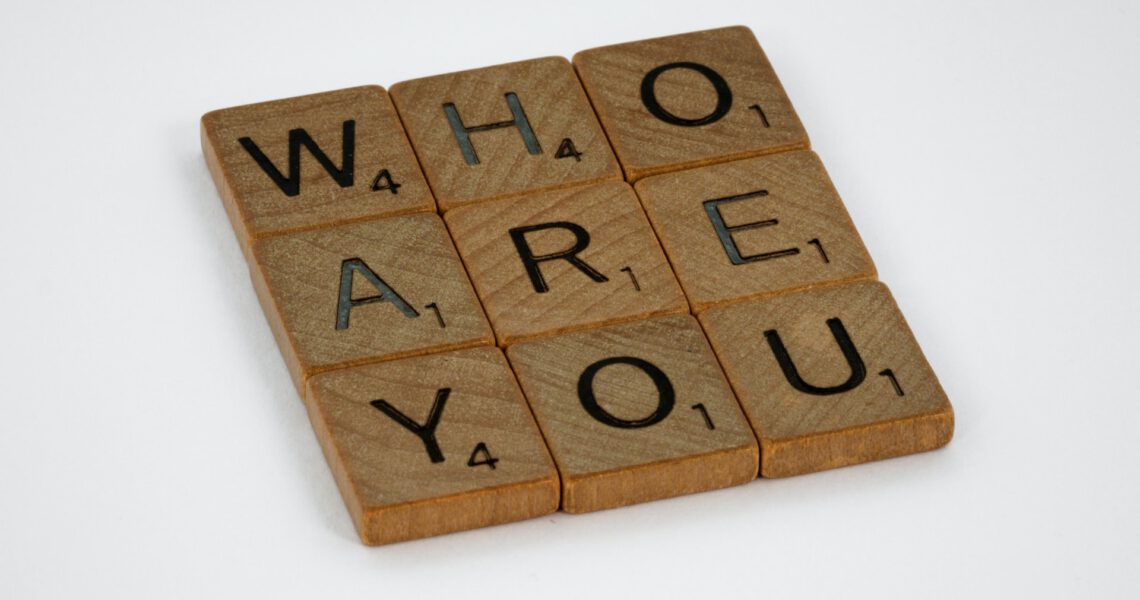 Een plaatje van scrabble-tegels die spellen: who are you? Als begeleidende afbeelding bij mijn artikel over een diagnose in de GGZ.