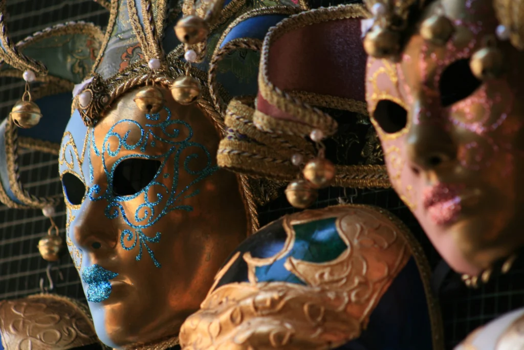 Close-up foto van Venetiaanse maskers als illustratie bij dit artikel over autisme maskeren en ontmaskeren van je authentieke zelf