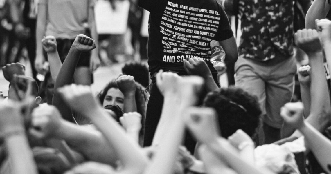 Een zwartwitfoto van een menigte mensen op een demonstratie, als illustratie bij mijn artikel over ABA activisme