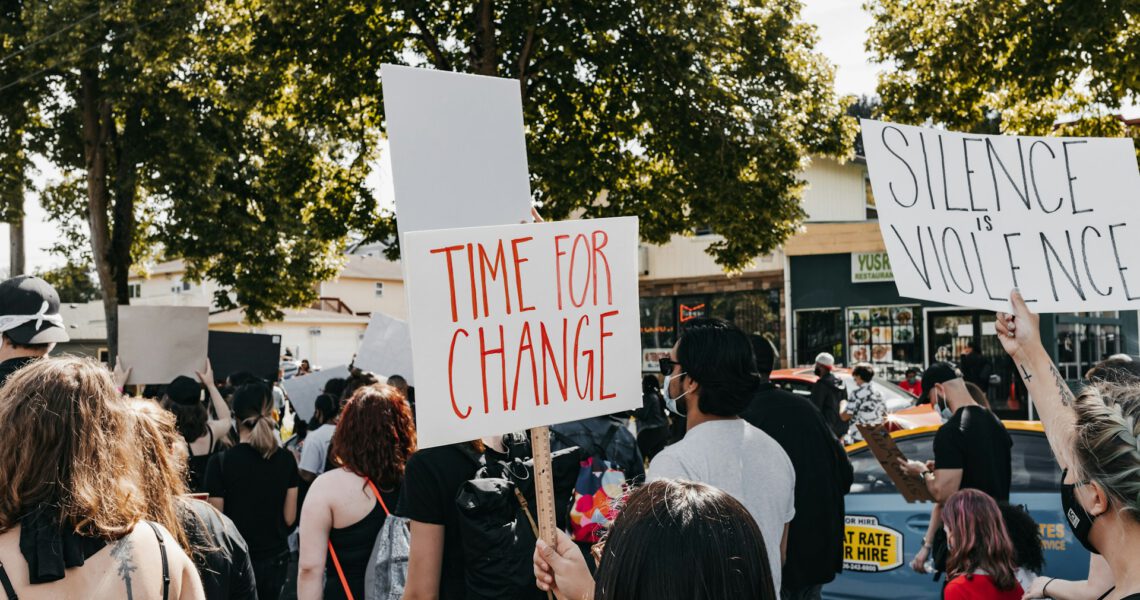 Een foto van een groep mensen met protestborden als illustratie voor deze blog over activisme tegen ABA-therapie.