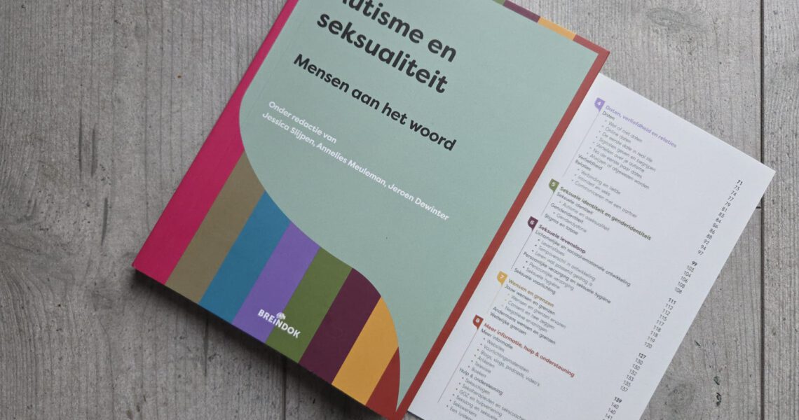 De cover van het boek van Autisme en seksualiteit: Mensen aan het woord. Het boek is onder redactie van Jessica Slijpen, Annelies Meuleman en Jeroen Dewinter. Er staan strepen in verschillende kleuren op de cover en de titel staat in een vaalgroen blok. Het boek ligt op een grijze laminaatvloer en de binnenzijde van de zijflap is zichtbaar waar de hoofdstukken op staan.