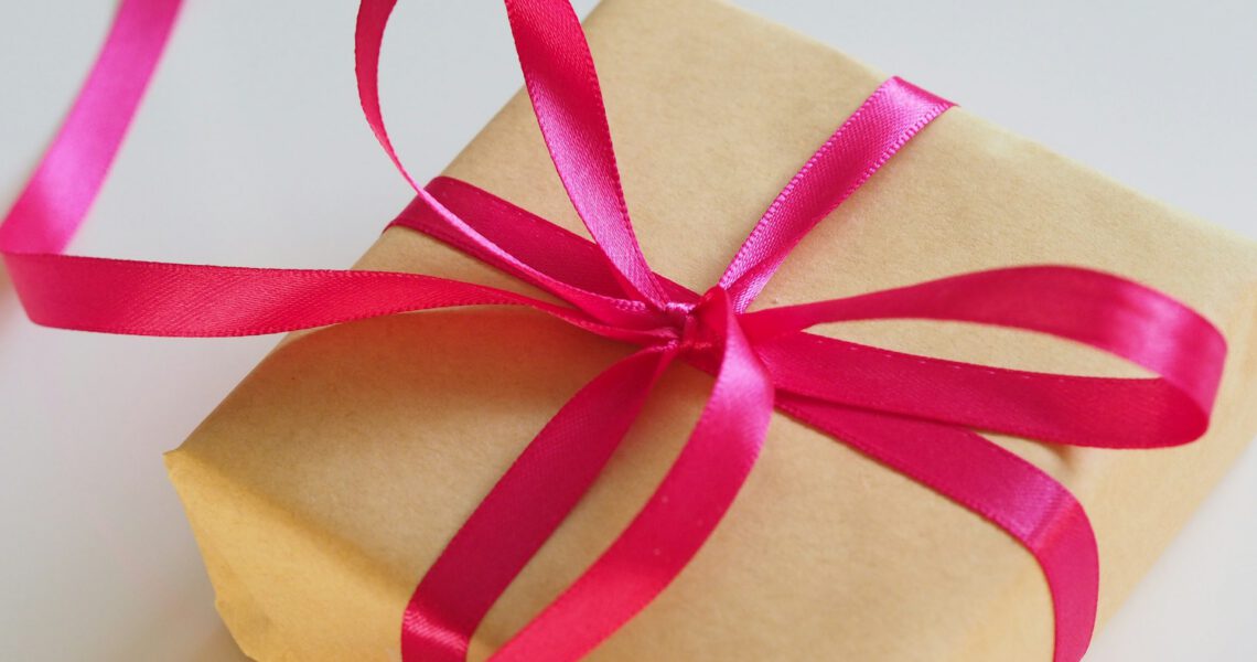 Foto van een ingepakt cadeau met roze lint als bijschrift voor mijn artikel over hoogbegaafdheid