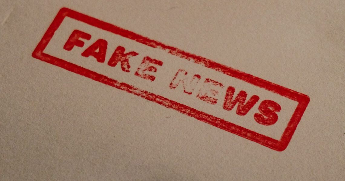 Een foto van een bruine envelop met een stempel met 'Fake news' erop. De afbeelding dient als decoratie bij dit artikel over misinformatie bij autisme.